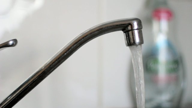 Water flowing from the tap – open close