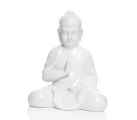 Buddha in Weiß isoliert auf Hintergrund weiß