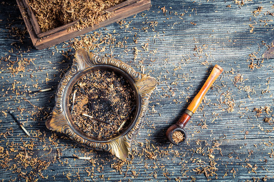 Fresh tobacco in a wooden pipe