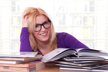 lächelnde Studentin in der Bücherei