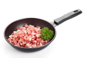 Speckwürfel in Pfanne