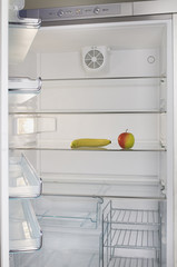 leerer Kühlschrank mit Apfel und Banane