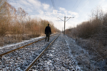 Mężczyzna na torach kolejowych, zima
