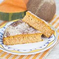 Plato con porciones de bizcocho casero de calabaza y coco