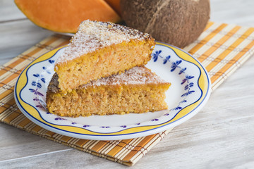Plato con porciones de bizcocho casero de calabaza y coco