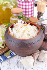 Composition with fresh and marinated cabbage (sauerkraut),