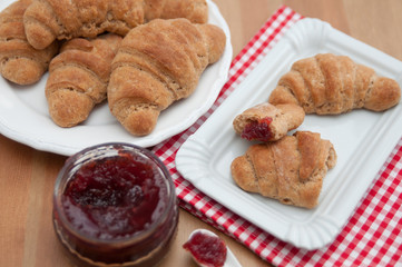 Vollkorn Croissants mit Marmelade zum Frühstück