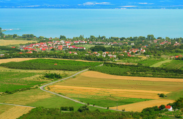 Fototapeta na wymiar Mała wioska nad jeziorem Balaton na Węgrzech