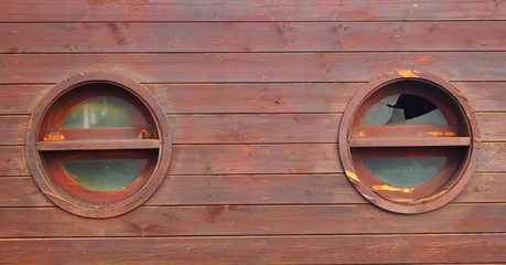Finestre tonde su parete di legno