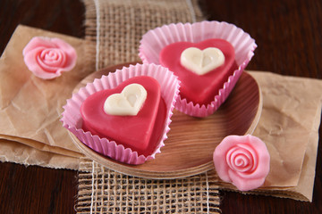zwei rosa petit four herzen