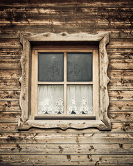 Obraz na płótnie Canvas chaty i 1 okno z zasłoną