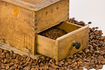 Schublade einer Kaffeemühle