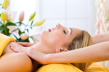 Fototapeta na wymiar Wellness - Frau erhält Massage in Spa