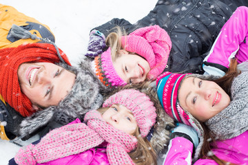 familie liegt im winter