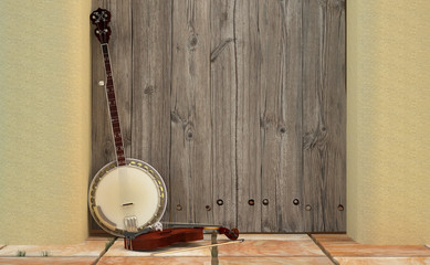 Banjo y violín sobre puerta de granero