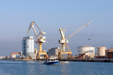 Fototapeta na wymiar Port la nouvelle, infrastructure industrielle