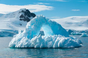 Zelfklevend Fotobehang Boogvormige ijsberg Antarctica © doethion