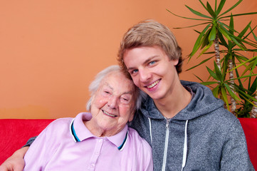 Großmutter mit Enkel