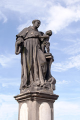 Obraz premium Looking up at a statue on the Charles Bridge, Prague