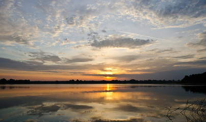 Fototapeta na wymiar Wschód słońca nad rzeka wody krajobraz Dnepr.Krasivy