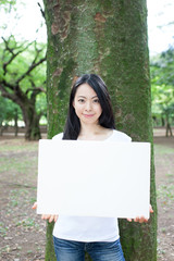 メッセージボードを持った女性