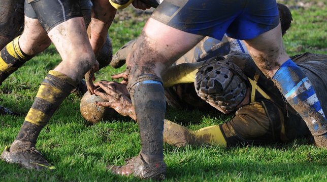 dans la boue au rugby