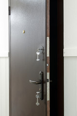 Obraz premium Opened metal door with keys in keyhole