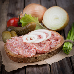 Brot mit Mettwurst