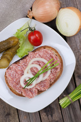 Brot mit Mettwurst
