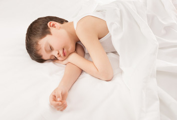 Obraz na płótnie Canvas child portrait in white bed