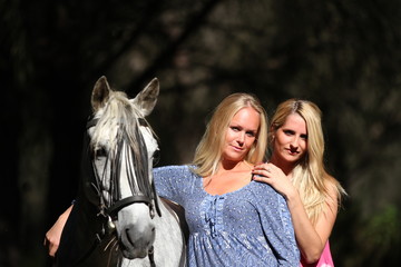 Fototapeta premium Zwei blonde Mädchen mit keckem Schimmel