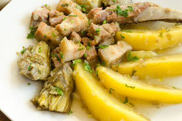 Stufato di maiale, carciofi e patate, cucina sarda