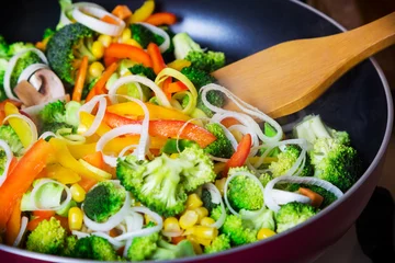 Crédence de cuisine en verre imprimé Légumes frying vegetables in pan with spatula