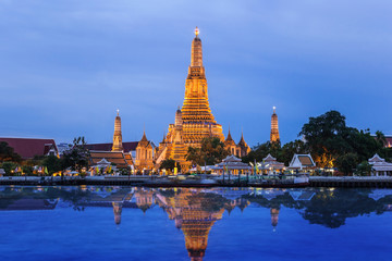 Fototapeta premium Wat Arun temple and Chao Phraya River, Bangkok, Thailand