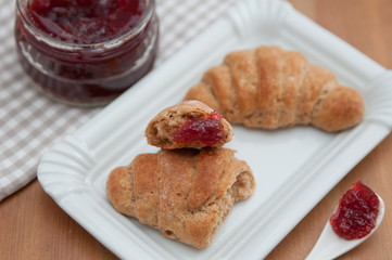Vollkorn Croissants mit Marmelade zum Frühstück