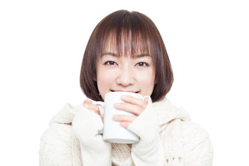 コーヒーを飲む女性