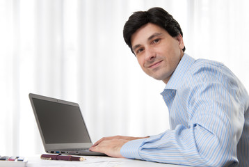 Fototapeta na wymiar business man working on laptop