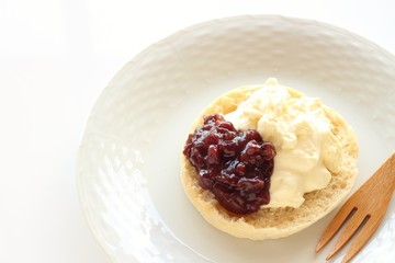 イングリッシュマフィンとホイップクリーム＆あずき