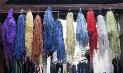 Gefärbte Wolle auf einem Markt in Marokko