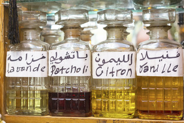Parfüm in Glasflachen auf einem Markt in Marokko