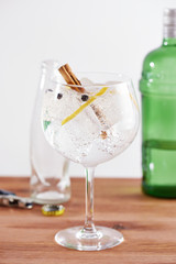 Cinnamon and juniper gintonic