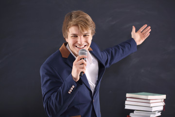 Młody mężczyzna z mikrofonem podczas energetycznej prezentacji