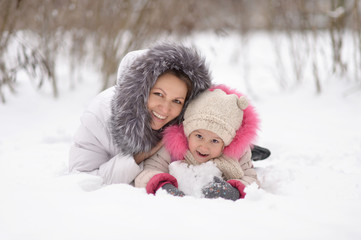 Fototapeta na wymiar Mother and daughter in the snow.