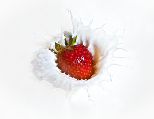 Strawberry splash in milk