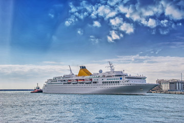 Fototapeta na wymiar The cruise ship in the harbor