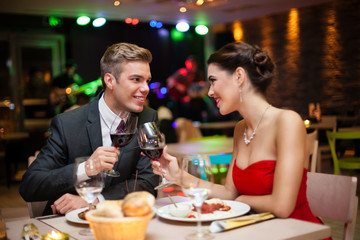 couple in restaurant toasting