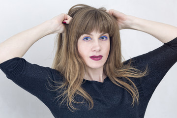 Obraz premium Portrait intriguing young beautiful woman