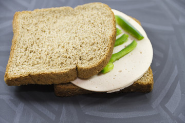 Frische Wurst mit grüner paprika und Toast