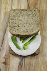 Frische Wurst mit grüner paprika und Toast