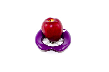 Roter Apfel mit Apfelteiler